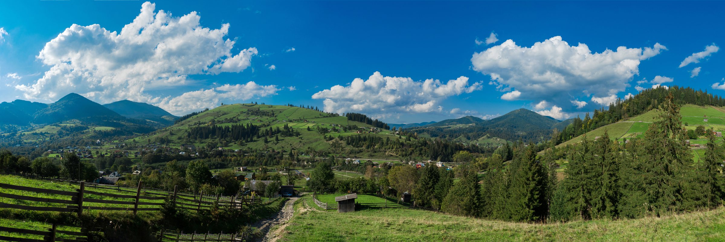 Panorama zielonych wzgórz i wsi w okolicy Kraśnika
